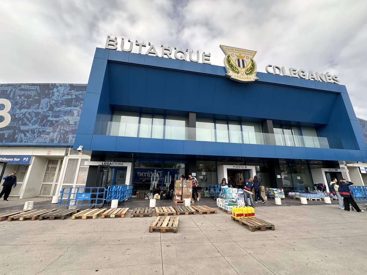 CDLeganes's tweet photo. Pepineros, gracias a todos por vuestra solidaridad. Recordamos que NO ES NECESARIA MÁS ROPA, pero sí:

- Escobillas de silicona
- ⁠Linternas
- ⁠Mangueras 
- ⁠Guantes
- Comida para Bebés 
- Pañales
- ⁠Comida para animales
- ⁠Botas de agua
- ⁠Papel higiénico 
- ⁠Productos de higiene íntima 
- ⁠Escobas
- ⁠Cubos

¡Gracias a todos!