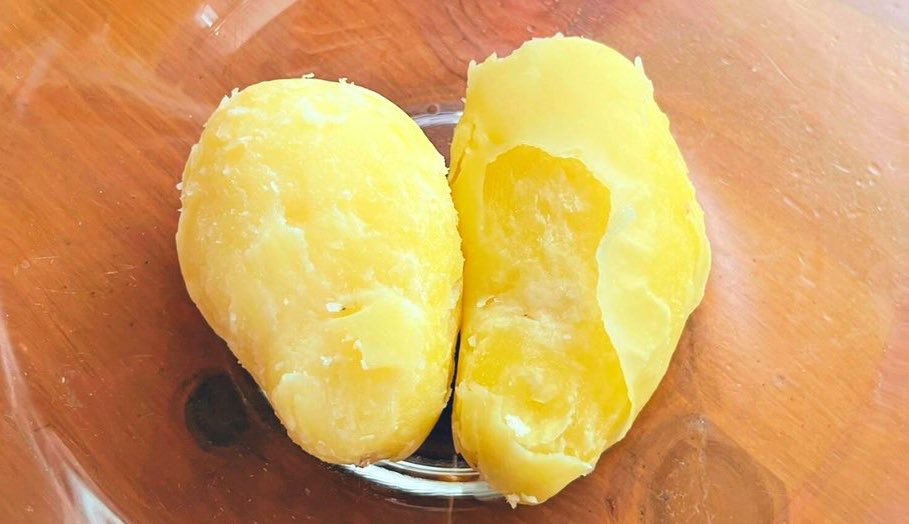 furafurafufu's tweet photo. 【塩こんぶはご飯にのせない】

①ジャガイモをラップしてレンチン
②皮を剥き、塩昆布とマヨを加えて
③混ぜ合わせれば

コク旨な一品「塩昆布ポテサラ」の完成
マヨのコクと、塩昆布の旨みが相性◎

洗い物も少なく、時短で作れて
おつまみにもピッタリ

ぜひお試しくださいね

材料と加熱時間→ https://t.co/hMlwyHJViS