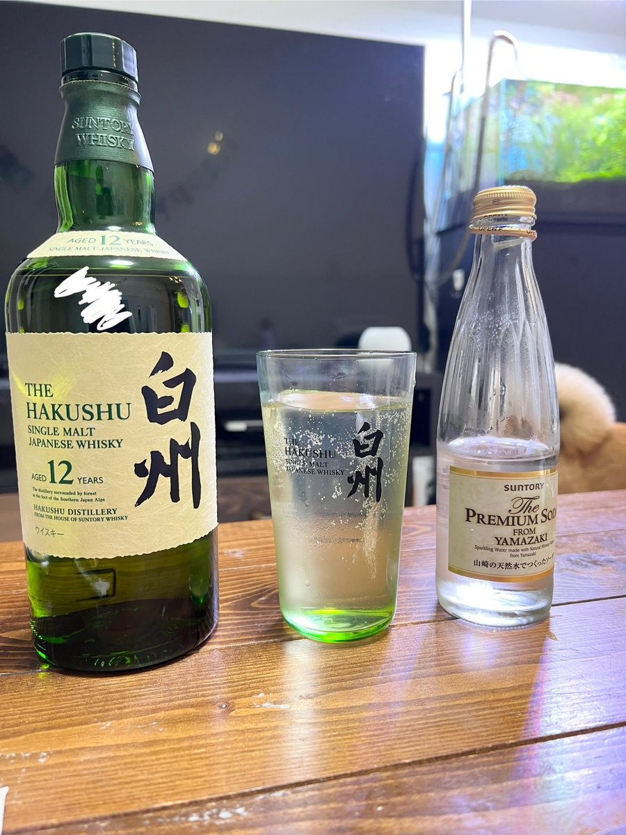 yuto113333's tweet photo. 早速白州12年いただきます！最初はストレートで飲んで、次は写真の通りハイボールで！あんまり詳しいこと言えないのですが、うまい！山崎ノンエイジと山崎12年の違いより、白州の違いの方が分かる気がしました！⛰️感謝🤲 https://t.co/Ox6JudnMFX