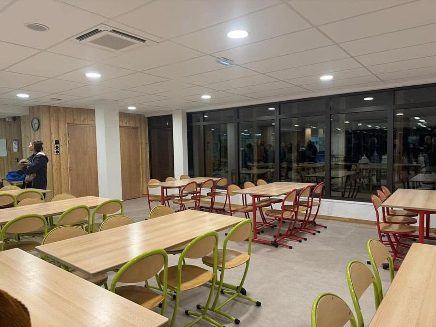 VulbensOff's tweet photo. Merci aux équipes techniques et administratives de la Mairie de #Vulbens. 

Ce nouveau restaurant permet : 
- d’accueillir davantage d’élèves 
- d’améliorer les conditions de service
- de proposer des repas de qualité qui soutiennent la santé et le bien-être de nos enfants. https://t.co/XpNA52yLXN