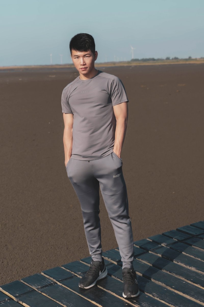 最近穿AROAK的機能衣一段時間
FlexSmooth™ 尼龍系列上衣，面料非常有彈性又絲滑，穿起來體感明顯有冰涼感！
褲子則是最經典的”AirFlex™高機能布料“
好消息是，11/1 14:00-11/13 16:00 AROAK 展開雙11檔期活動，全館最低59折起 !
現在輸入我的折扣碼 IS0705，還可以享95折優惠。