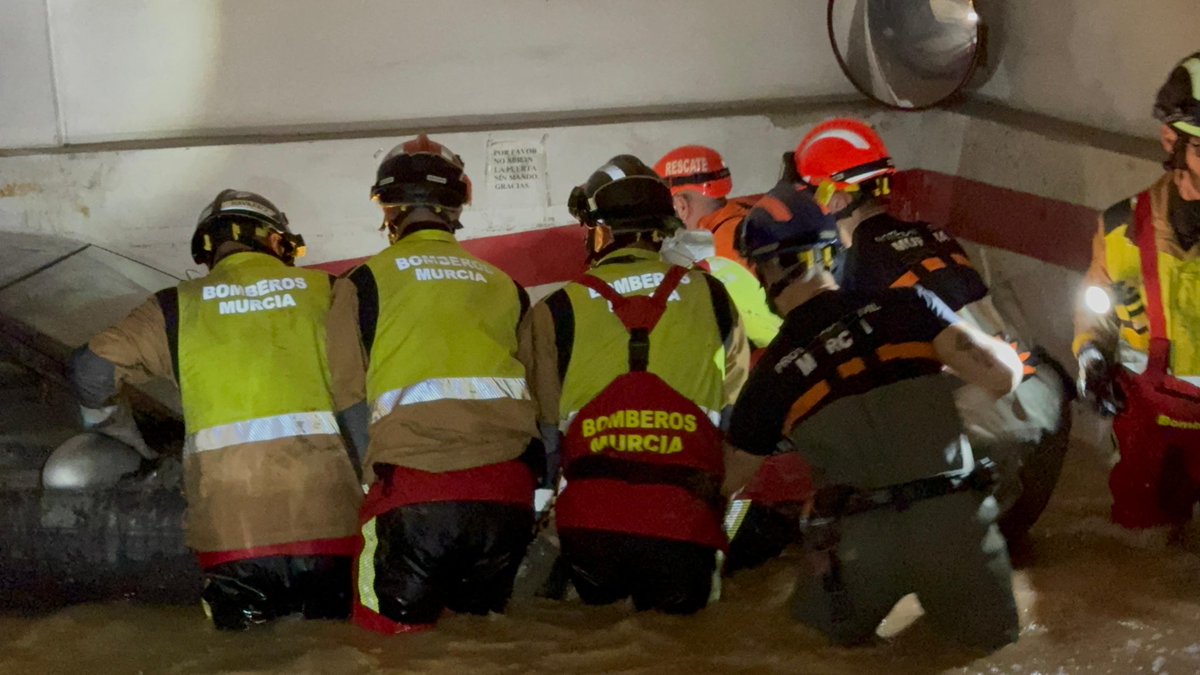 Ballesta_Murcia's tweet photo. Los equipos de Bomberos, Protección Civil y Policía Local iniciaron anoche las labores de búsqueda y rescate en el municipio de Algemesí, el cual ha sufrido graves daños debido a la DANA.

#DonaDana #CorrienteSolidaria https://t.co/WZvVxHZgYG