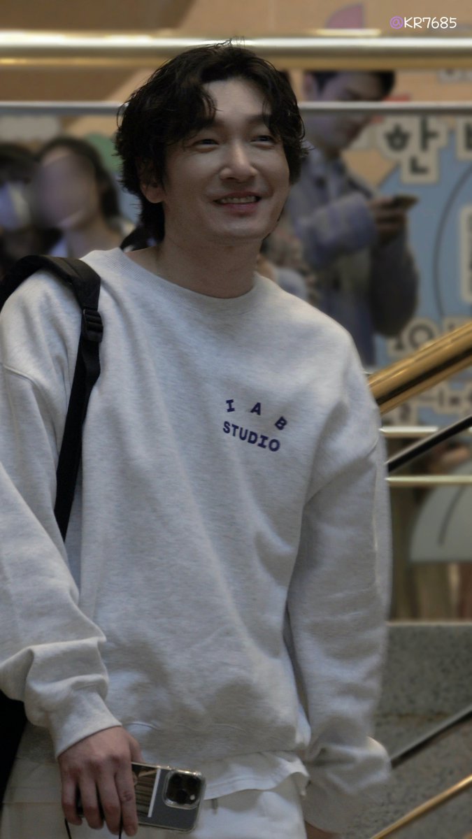 KR7685's tweet photo. 241102 조승우 퇴근 https://t.co/k4LxcwurSK