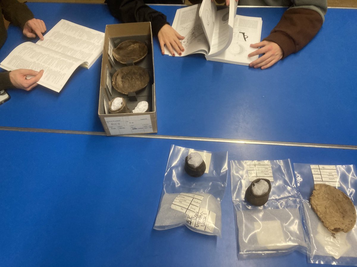 A visit to <a href="/MOLArchaeology/">MOLA</a> with undergrad historians on the Medieval London module! 

Huge thanks to <a href="/EBenbow/">Eliot Benbow</a> <a href="/nigeljeffries/">Nigel Jeffries</a>