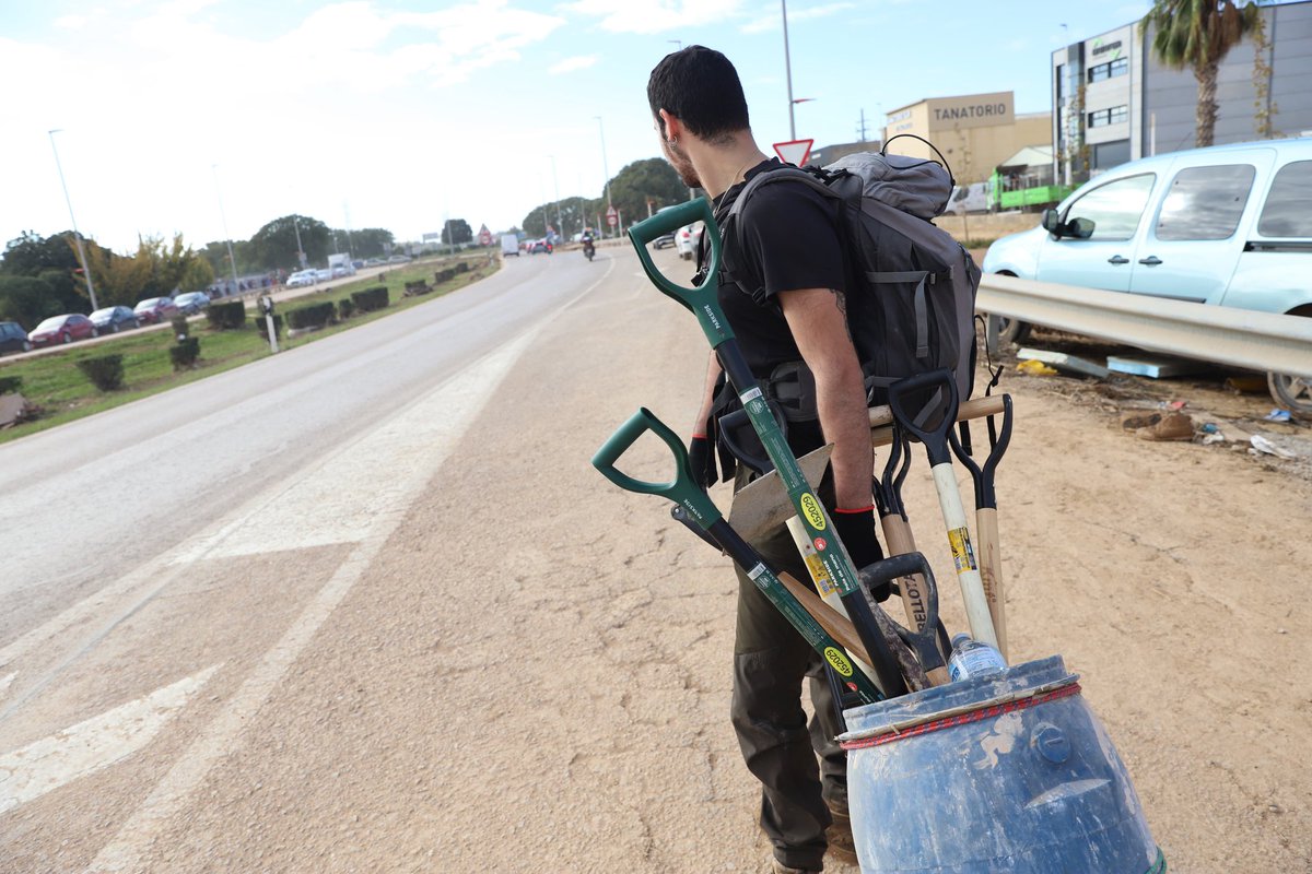 El primer (petit) carregament de material, ja està entrant a Alfafar!

Moltes gràcies a totes les persones voluntàries que s'estan deixant el cos i l'ànima en la neteja dels pobles del País Valencià!