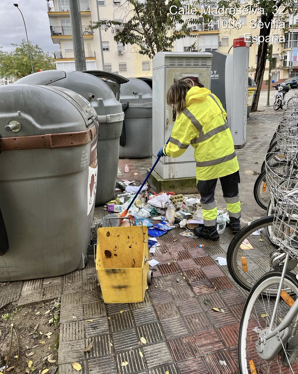 ManuelLoreto17's tweet photo. Hoy @LipasamSevilla continúa trabajando incansablemente en la #limpieza de nuestras calles, entre ellas:

📍Hermandad del Trabajo 
📍C/ Don Fadrique 
📍Polígono Norte
📍Ronda Pío XII

Continuaremos redoblando esfuerzos para mantener los barrios del @DtoMacarena en óptimo estado. https://t.co/Wv2d8tzrDJ