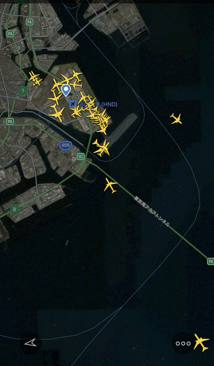 Superflight2's tweet photo. 羽田空港の混雑の影響で、羽田の管制官から出発地で待機せよとのこと…。

#JAL 
#haneda https://t.co/VRA9osBlrR
