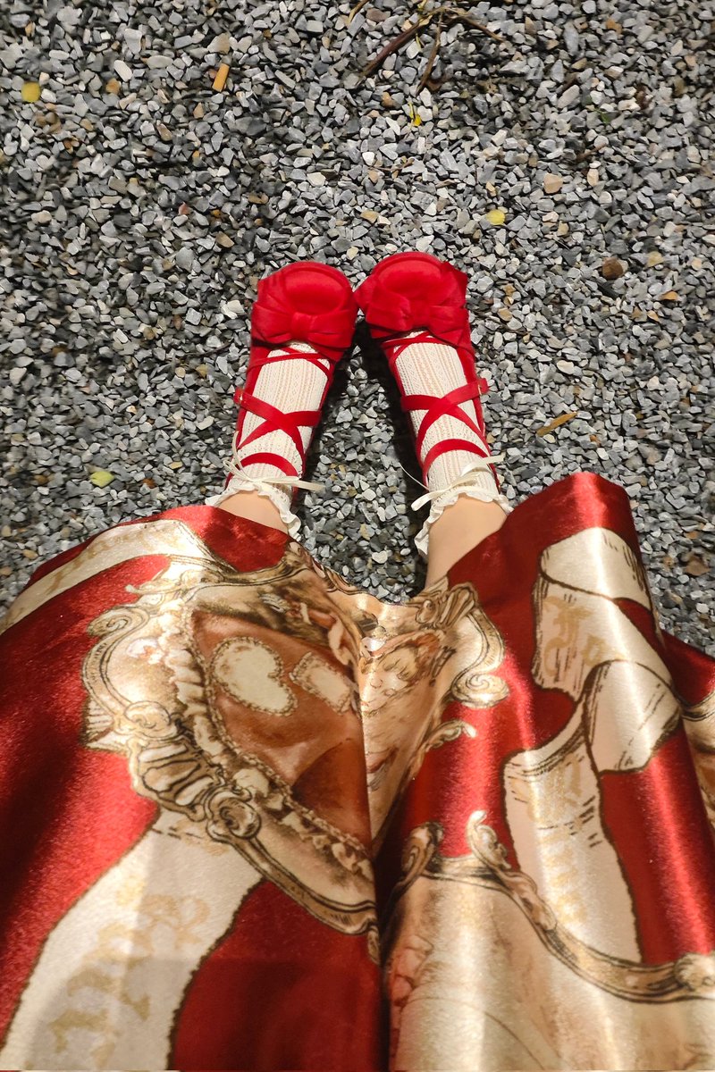 SSugar2_'s tweet photo. Lo鞋系列好久没更新了呢……红色真美呀，踩在鞋垫狗狗的身上会更美吧？ #四爱女攻 #四爱女s #女性崇拜 #lo鞋 #鞋底奴 https://t.co/NRNjrV6tVD