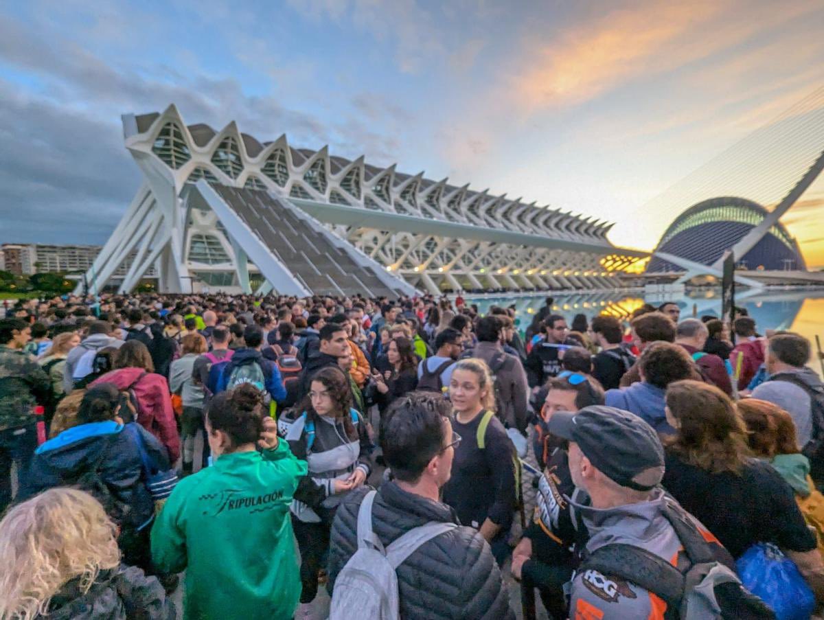 geekdegafas's tweet photo. IMPRESIONANTE respuesta del pueblo valenciano, acudiendo en masa  a la Ciudad de las Artes y las Ciencias para distribuirse y ayudar en labores de limpieza y distribución de alimentos/agua. 

Se habla de cifras que superan los 100.000 voluntarios. BRAVO.

Fotos: Levante EMV https://t.co/qwLUOh6mqe