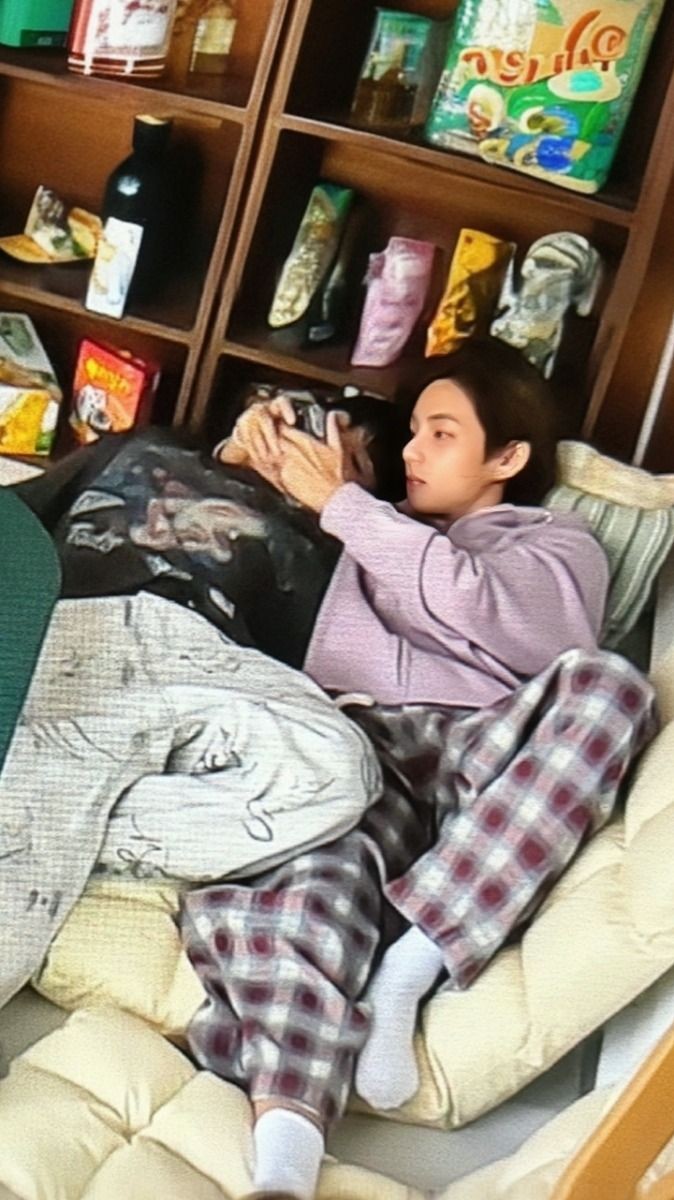 thvmnijungkook's tweet photo. En momentos complicados ellos son un soplo de aire fresco, como esa tranquilidad y bienestar que tanto busco en estos días. Ese lugar seguro al que evadirte mientras puedes. Ellos sanan almas, y puedo afirmarlo en primera persona.
#taekook https://t.co/76mfCigi4W