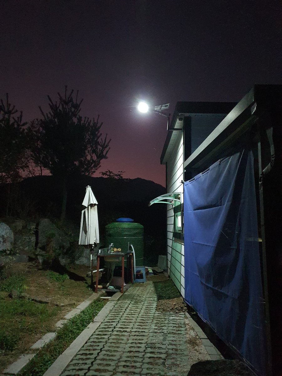 알리발 태양광 led를 농막에
설치했는데 가성비가 너무 좋네요..물론 내구성은 테스트해봐야 알겠지만요..^^