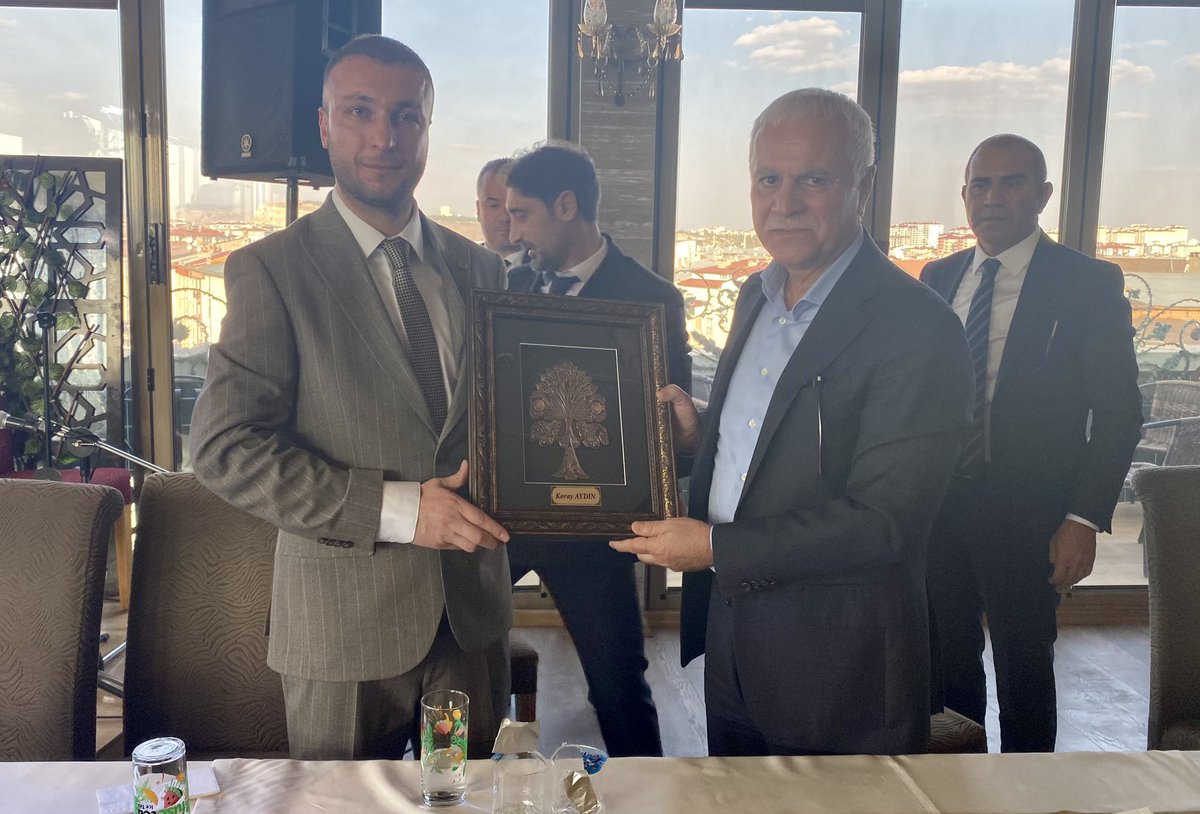 📍Sivas🇹🇷

👉Millî Mücadelemizin mihenk taşı #Sivas’ımızda derdi vatan, meselesi Türk milletinin geleceği olan kıymetli arkadaşlarımızla bir araya geldik. Fikir alışverişinde bulunduk. Türkiye gündeminin suni, faydasız ve zorlama olaylarla değiştirilmesine karşı milletin gerçek