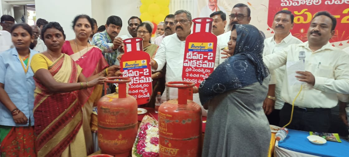 Brundavangas's tweet photo. Today, we launched the DEEPAM 2.0 Scheme in Bethamcherla, attended by Hon'ble MLA Sri Kotla Jaya Surya Prakash Reddy, along with the MRO, MDO, Municipal Commissioner, and other public representatives.

Around 500 women participated in this ceremony alongside our staff. https://t.co/TgMH5xIj6Q