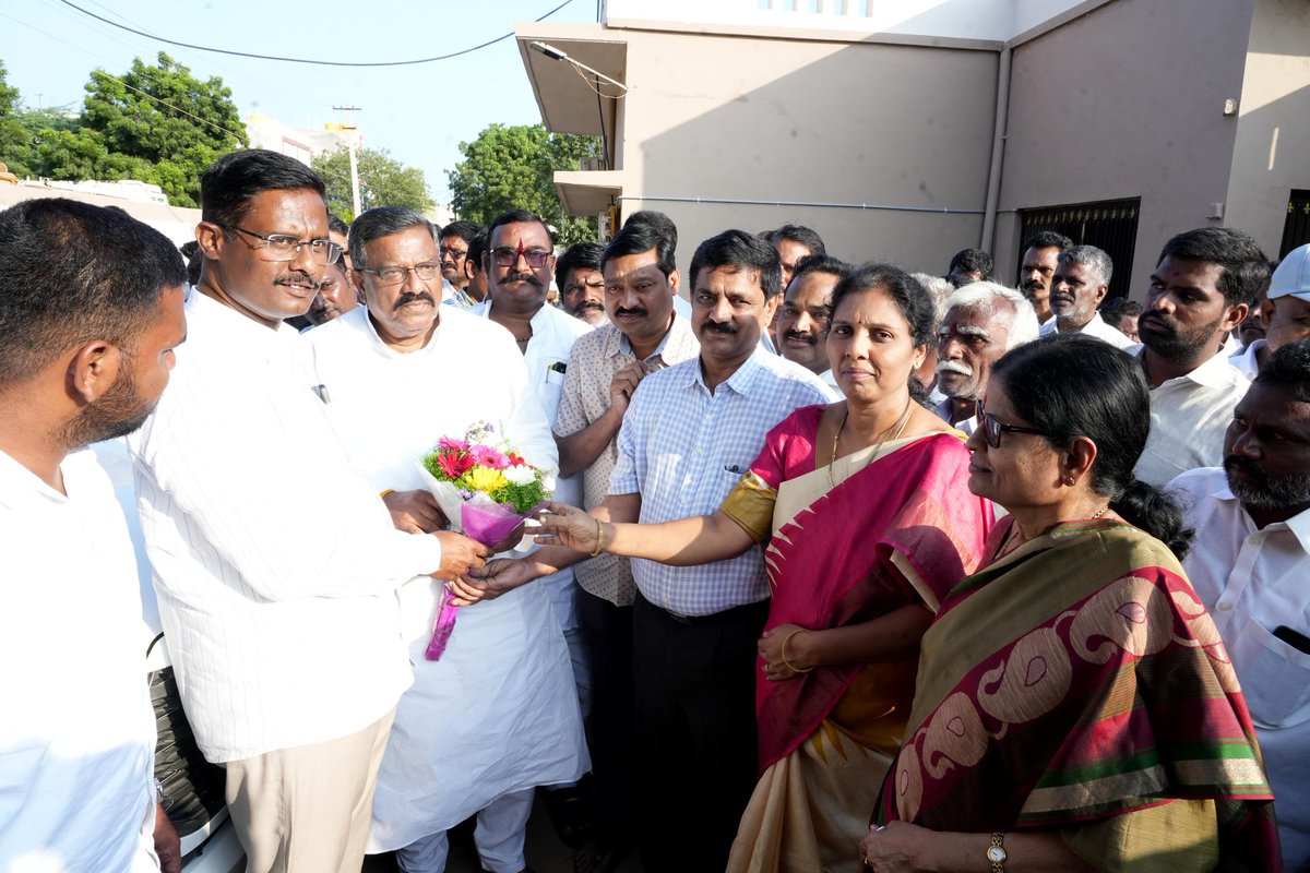 Brundavangas's tweet photo. Today, we launched the DEEPAM 2.0 Scheme in Bethamcherla, attended by Hon'ble MLA Sri Kotla Jaya Surya Prakash Reddy, along with the MRO, MDO, Municipal Commissioner, and other public representatives.

Around 500 women participated in this ceremony alongside our staff. https://t.co/TgMH5xIj6Q