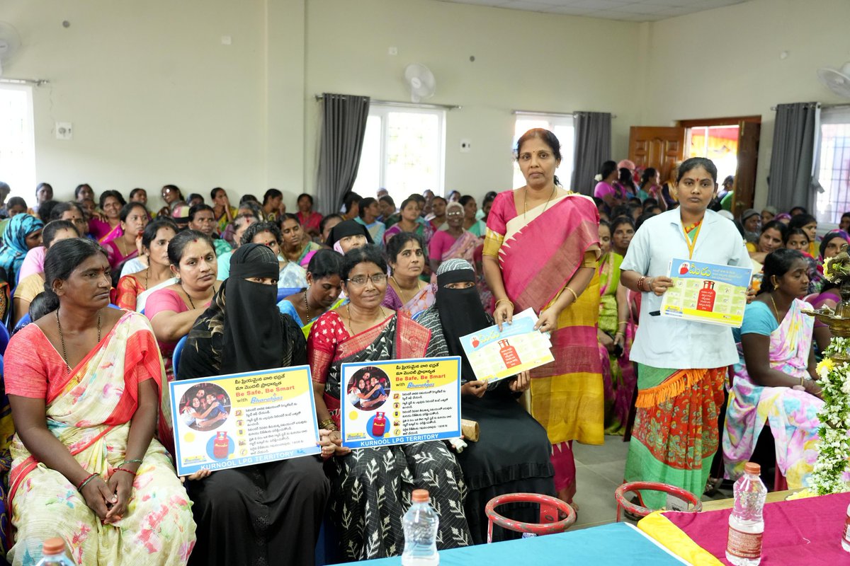 Brundavangas's tweet photo. Today, we launched the DEEPAM 2.0 Scheme in Bethamcherla, attended by Hon'ble MLA Sri Kotla Jaya Surya Prakash Reddy, along with the MRO, MDO, Municipal Commissioner, and other public representatives.

Around 500 women participated in this ceremony alongside our staff. https://t.co/TgMH5xIj6Q