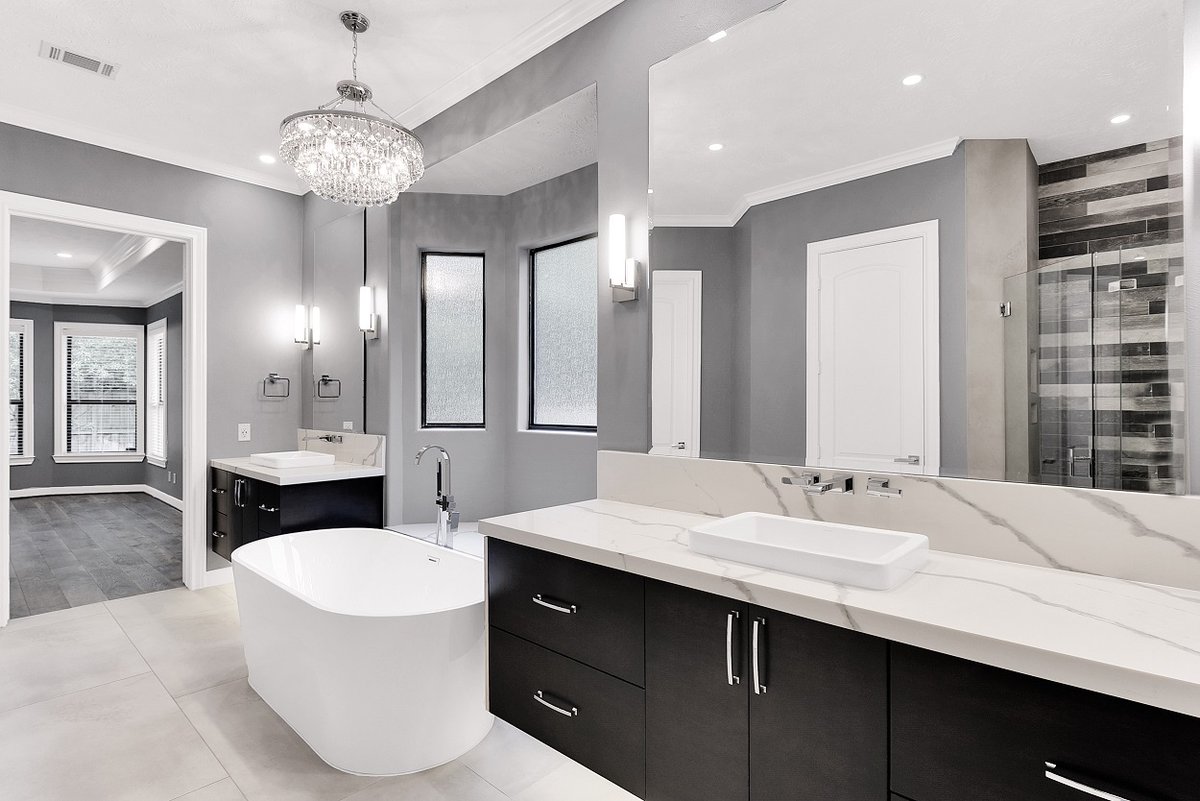 SCMDESIGNGROUP1's tweet image. We’re thrilled to share this bathroom, This space features stunning large-format tiles that create a seamless and spacious feel, enhancing the overall elegance of the room. The floating vanities not only provide ample storage but also add a modern touch to the design.