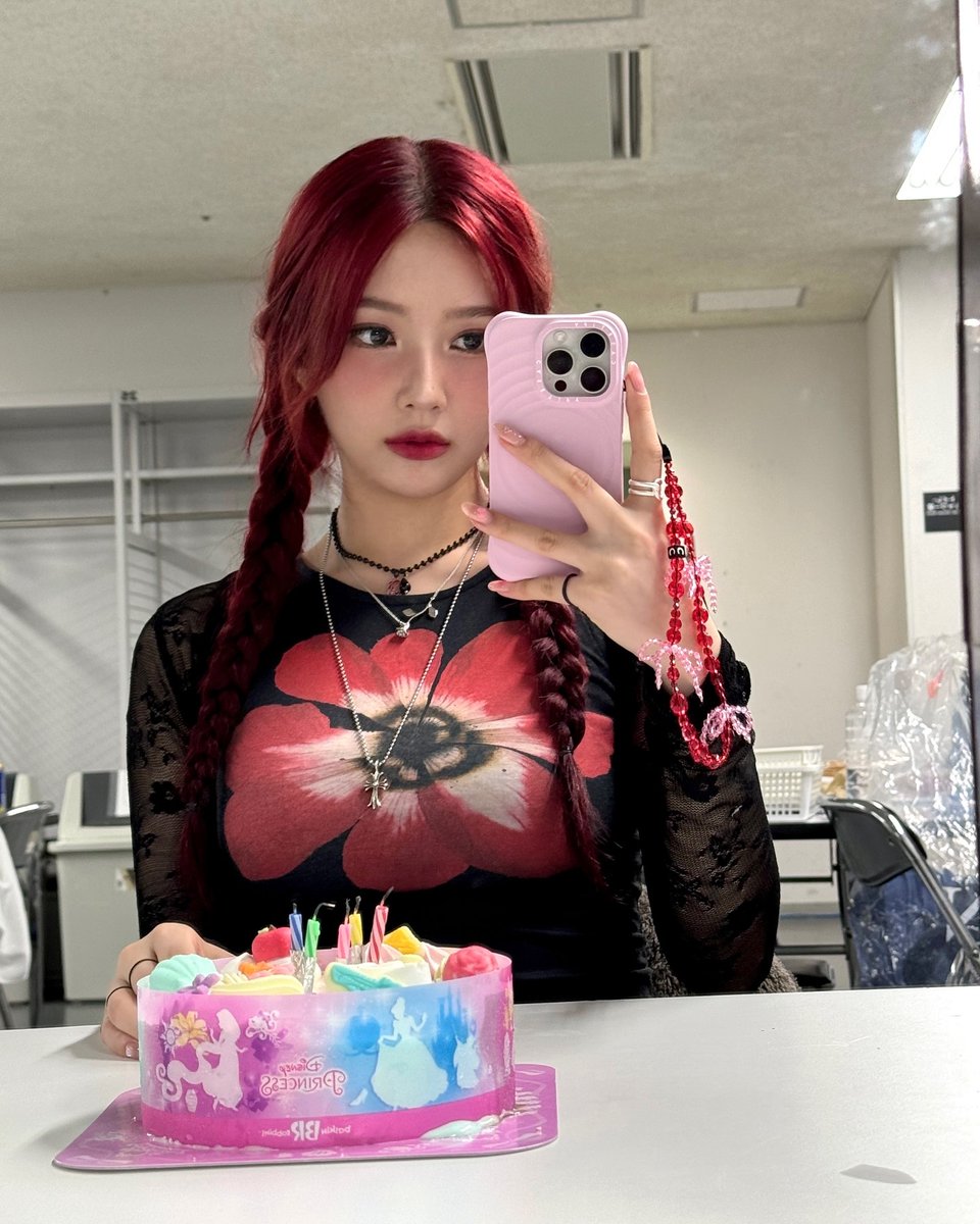 Joyiery's tweet photo. Spending birthday happily~ Glad that  I didn't drop the cake that day 😁😅 https://t.co/S8Wc03wmwM