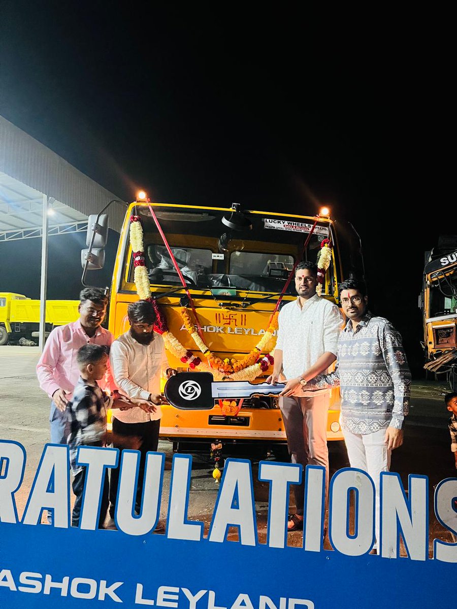srb9229's tweet photo. I have bought a tipper yesterday but your company has not given me any type of accessories in the showroom, plz help! 
Showroom name- Lucky wheels PVT LMT Maharashtra Satara 
@ALIndiaOfficial  @ShenuAgarwal   @ASHOKLEYLAND18 https://t.co/9JEZGpCoP5