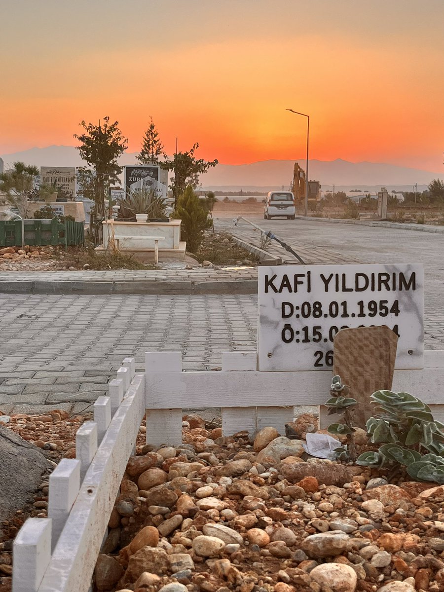 arifcelikkiran's tweet photo. Nasılsınız hocam ? Dediğimde Kötüyüm dediniz yıllarca hani kötülere bir şey olmuyordu hocam.

Verdiğiniz öğütler ortaokulda , lisede her konuşmamız hepsi beynime mıhlanmış gibi.

Allah mekanınızı cennet eylesin güzel insan , güzel hocam.

Şu dünyadan bir kafi hoca geçti… https://t.co/ynB9UMeFuo