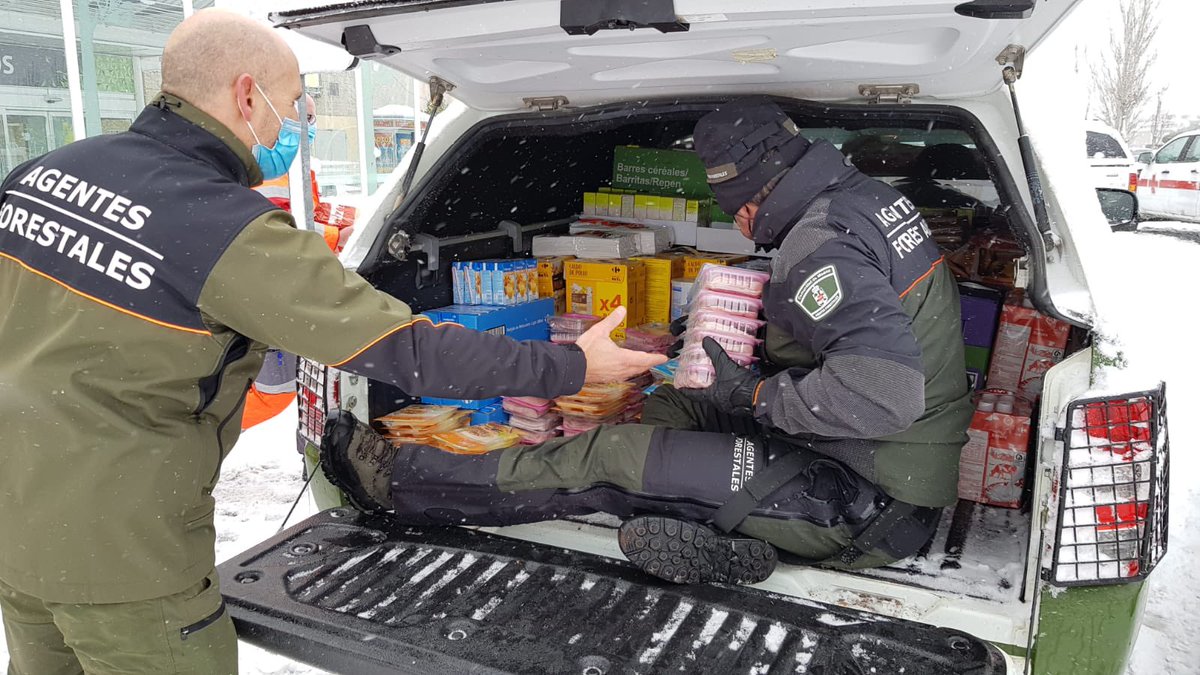 La #ASEM112 <a href="/112cmadrid/">112 Comunidad de Madrid</a> ha rechazado el ofrecimiento de los #AgentesForestalesCM que se han ofrecido como voluntarios para ir a #Valencia con sus : 
- Vehículos 4x4 con cabrestantes.
- Pickups 
- EPIs y herramientas.
- Formación en búsqueda y rescate.
 ... ⁉️