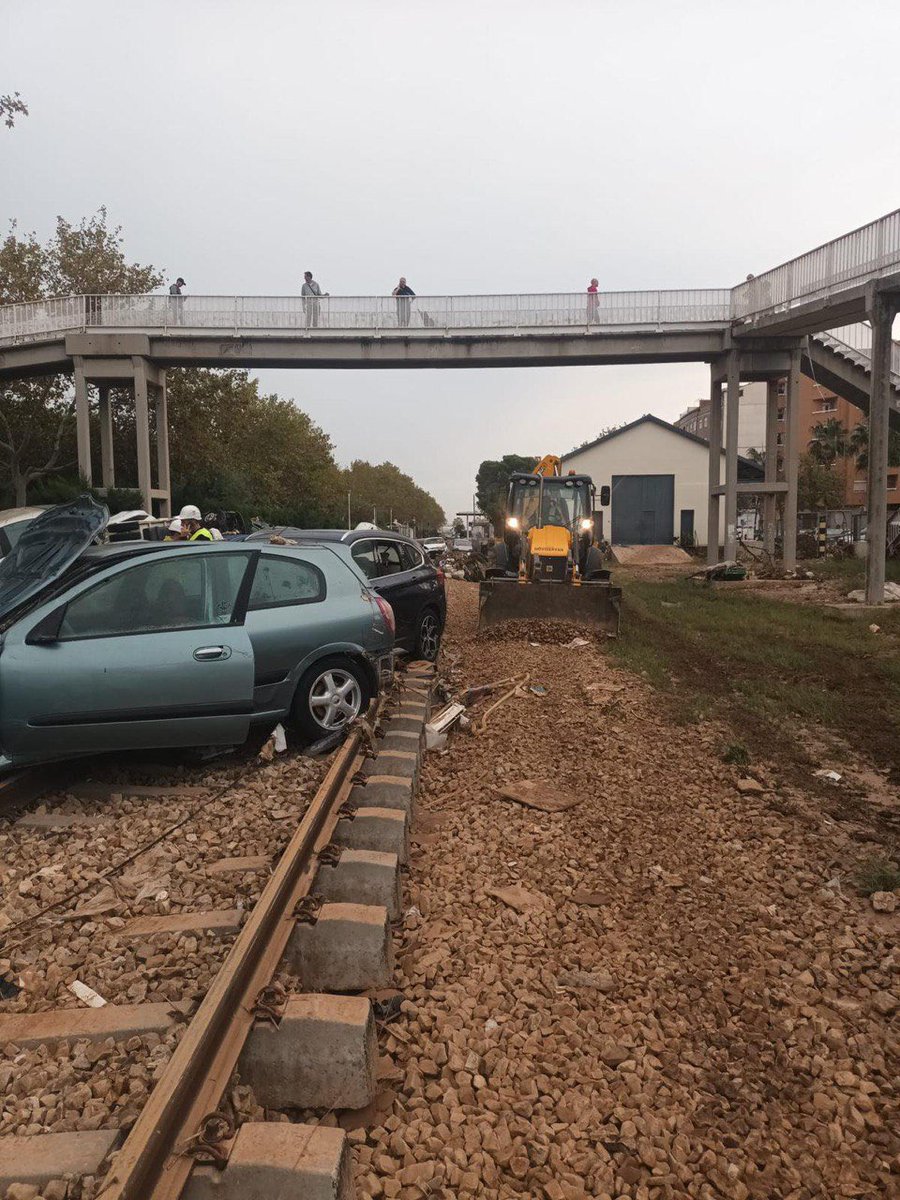 oscar_puente_'s tweet photo. RESUMEN CERCANÍAS.
RECUPERACIÓN Y RECONSTRUCCIÓN DE LAS CERCANÍAS DE VALENCIA (C1, C2 Y C3)*
✅Adif sigue trabajando, en coordinación con la UME y la Guardia Civil, para despejar las vías de Cercanías de barro, materiales y vehículos fruto de las fuertes lluvias (DANA). Este paso es fundamental para evaluar el estado de la infraestructura y empezar las obras de reconstrucción. 
✅El lunes comienza la evaluación del estado de las líneas de Cercanías. 
✅Se están concentrando en distintos puntos de la red los medios necesarios para iniciar las reparaciones (balasto, bateadora, perfiladora y estabilizador).

✅ Valencia-Silla (C1)
✔Se están retirando los obstáculos en la vía, pasos a nivel y estaciones (barro, vehículos, materiales). Conforme se avanza se inspecciona la infraestructura y los accesos. Ya se está inspeccionando la vía entre Alfafar y Sant Lluis y entre Catarroja (zona de Albal) y Silla.

✅ Silla-Alzira (C2)
✔ En el trayecto Alzira – Algemesí se está retirando obstáculos y preparando la línea para acometer los primeros trabajos de nivelación. Se están limpiando las estaciones de Alzira y Algemesí.

✅Valencia-Buñol (C3)
✔ Se están retirando obstáculos y vehículos en el entorno de la estación de Aldaia. Se han retirado más de 60 vehículos.
✔Se ha limpiado el trayecto Xirivella – Aldaia y continuando hacia Loriguilla. El acceso a la estación de Loriguilla ha sido complejo por las malas condiciones de las carreteras y puentes de acceso. 
✔En Chiva y Cheste se está limpiando ambas estaciones.
✔En esta zona, además de la vía, hay afección a taludes, muros, pasarelas…