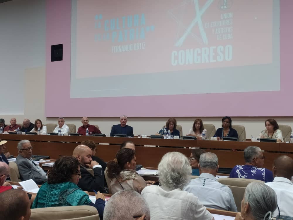 #LaCulturaEsLaPatria| Con la presencia de <a href="/DiazCanelB/">Miguel Díaz-Canel Bermúdez</a>, se desarrolla  la sesión plenaria del #XCongresoUneac. El debate está centrado en el aporte de la vanguardia artística al desarrollo social desde la cultura y a la defensa los valores que definen la identidad nacional.