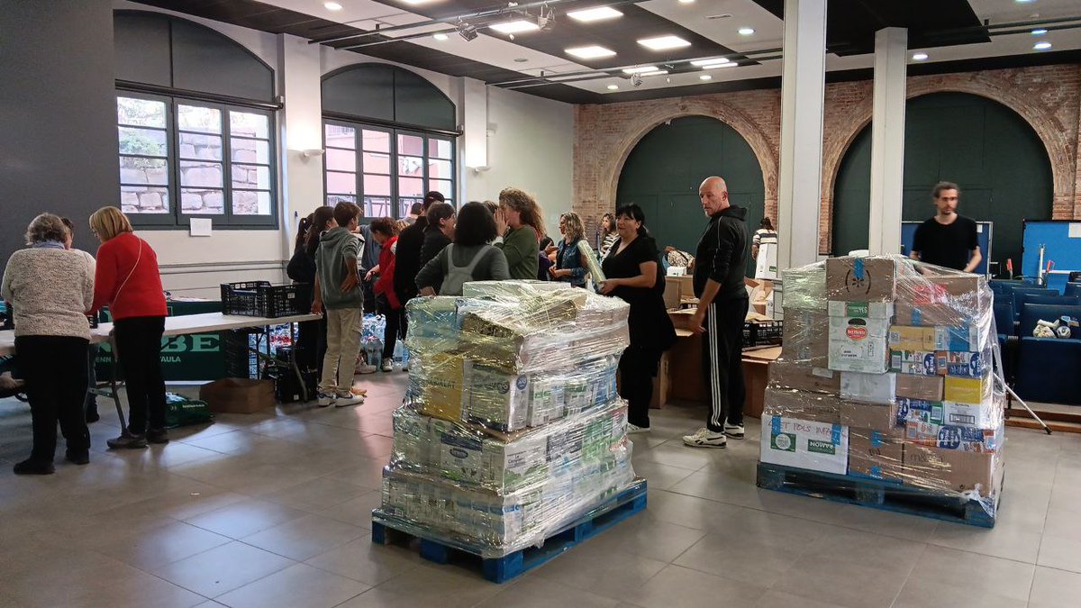 El punt de recollida de material i aliments a #SantFeliudeCodines ha comptat amb desenes de voluntaris/àries i una recollida rècord.

🙏 Gràcies veïns, veïnes i empreses locals que heu col·laborat amb aigua, llet, aliments per a nadons, productes neteja i higiene, mascaretes...