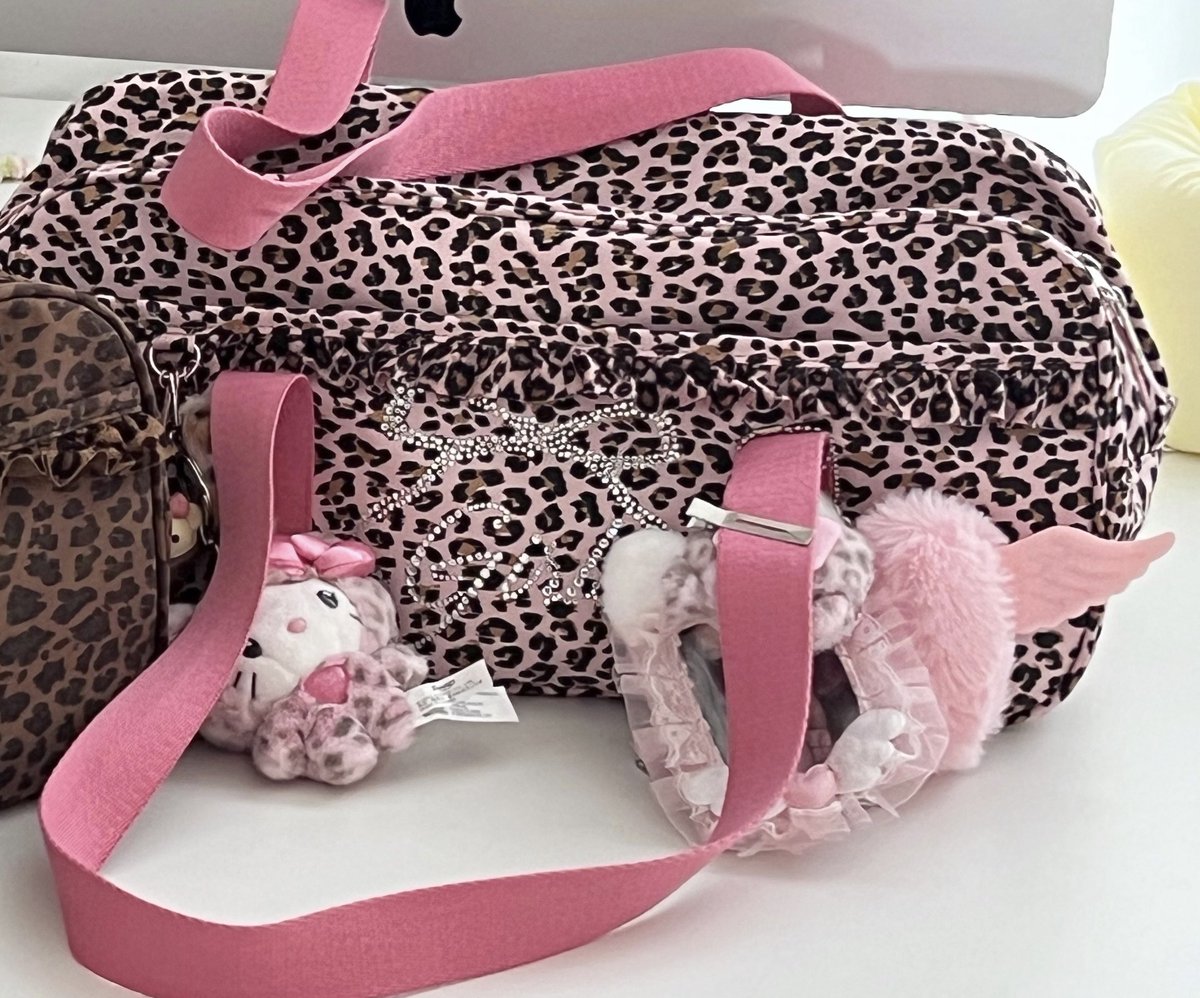 Girls bag 오픈! ｡>ω<｡ 
#rt 추첨 한 분께 걸즈백을 선물 해드려요

구매자 선착순 일곱분에게 하트엔젤 키링 선물!

11/3일(일) 7PM 〰️ 11/6(수) 11:59PM
🤍 witchform.com/payform/KOOYSR…