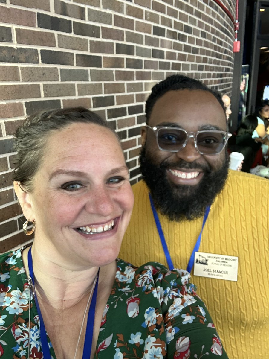 KUMC_GME's tweet image. @19eduswag14 making friends with #statelinerivals @mumedicine at the @SNMA #Chicago #kugme