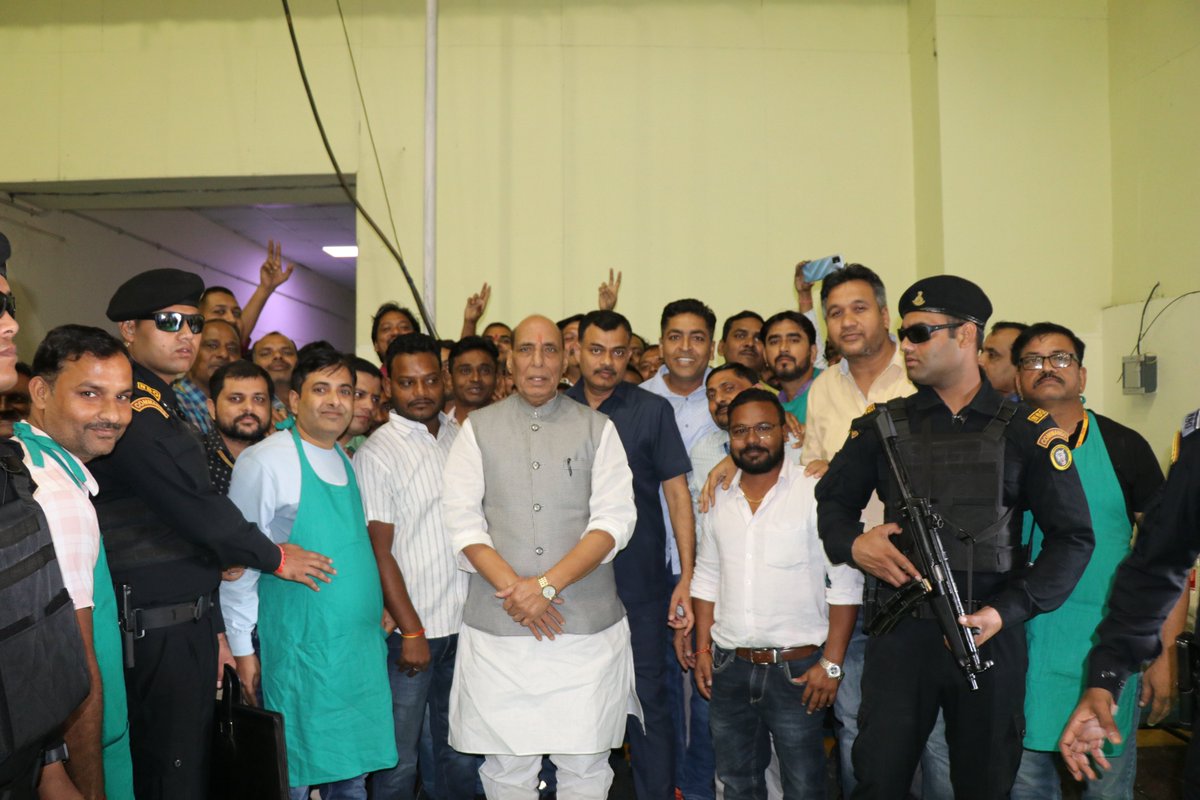 The delegates from MoD highly appreciated the production capability of FGK. This visit brought them great satisfaction.
Hon’ble Defence minister interacted with officials of different levels in a free, frank and warm manner.