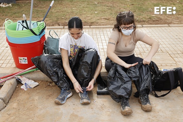 😷Guantes y mascarillas se unen a las palas como uniforme de los voluntarios contra el barro.

➡️Se protegen ante los posibles problemas sanitarios derivados del agua estancada más de 72 horas.