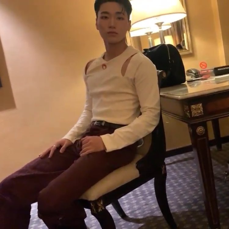 eqqhun's tweet photo. me pretending idgaf about the special performance https://t.co/uBmOS5VH4s