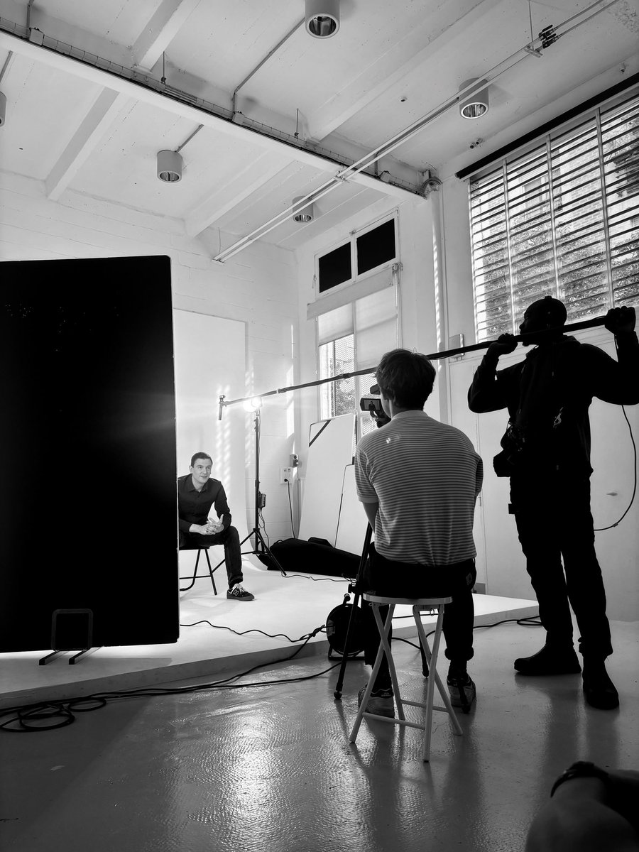leolovp's tweet photo. Fin de tournage de mon nouveau film « La conscience politique », portrait de mon ami Geoffroy de Lagasnerie.

Avec la participation de Emmanuelle Beart, Rachida Brakni, Edouard Louis et Mathieu Morel, qui ont offert leurs voix et leurs présences à ses textes. https://t.co/LoSktI75pl