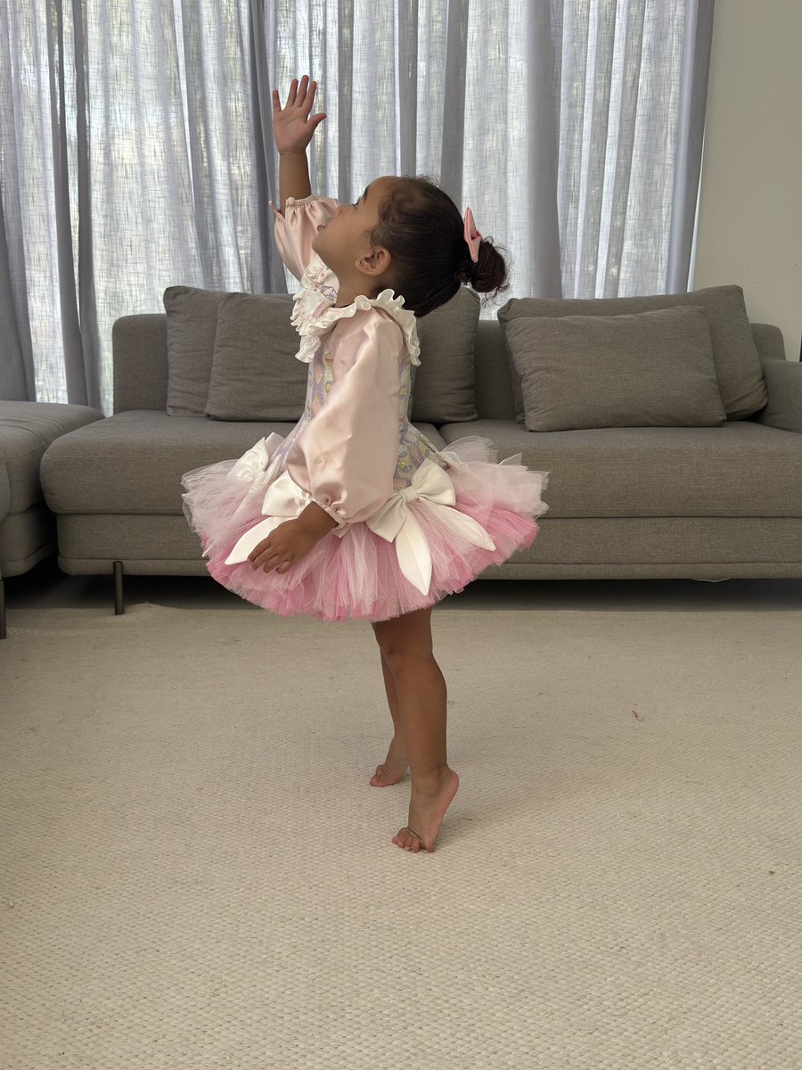 akarolinelima's tweet photo. Ceci bailarina https://t.co/sgKYDK809v