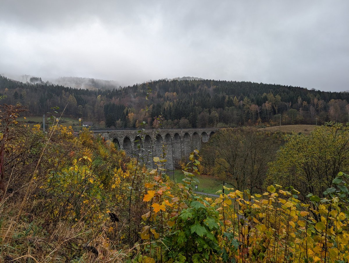 VeselyJan's tweet image. 🔺Long Run - dlouhý běh na Ještěd s partou stejných šílenců? ⛰️🤪 No jasně! Výhledy sice zahalené v mlze, ale aspoň jsme si mohli říkat, že běžíme v oblacích. ☁️😂 Až na ten krpál do kopce... 😅 Ale stálo to za to! 💪 Nastoupáno 890m a uběhnuto 20km #beh #jested @PetrJilg…