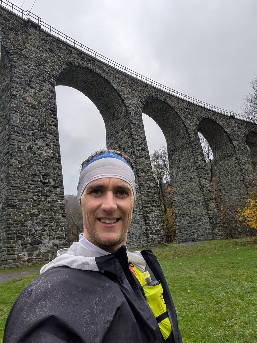 VeselyJan's tweet image. 🔺Long Run - dlouhý běh na Ještěd s partou stejných šílenců? ⛰️🤪 No jasně! Výhledy sice zahalené v mlze, ale aspoň jsme si mohli říkat, že běžíme v oblacích. ☁️😂 Až na ten krpál do kopce... 😅 Ale stálo to za to! 💪 Nastoupáno 890m a uběhnuto 20km #beh #jested @PetrJilg…