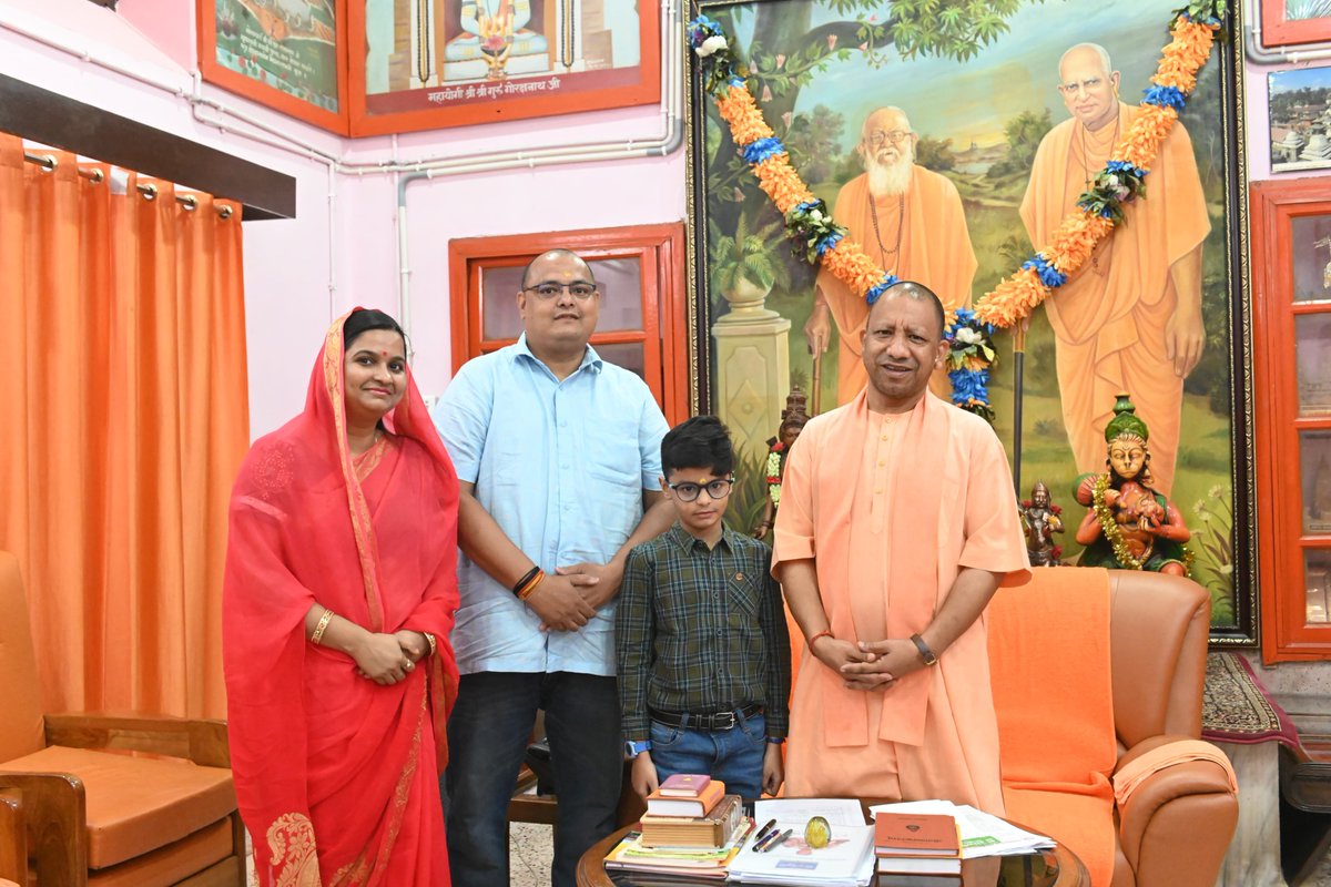 pandeyroh's tweet image. उत्तर प्रदेश के यशश्वी मुख्यमंत्री गोरक्षपीठाधीश्वर एवं हिन्दू हृदय सम्राट, परम पूज्य योगी आदित्यनाथ जी महाराज से  परिवार संघ मिलकर  शुभ दीपावली की शुभकामनाएं प्रेषित किया तथा पूज्य महाराज जी का आशीर्वाद और स्नेह प्राप्त किया।
#YogiAditynath 
# gorakhnathmandir
@bjp