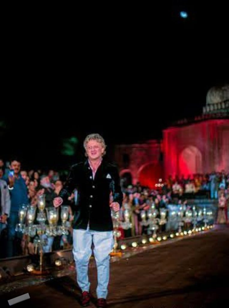 ydibyanshu's tweet photo. "Rohit Bal didn't just design clothes; he crafted dreams rooted in culture, elegance, and timeless beauty. His artistry was a gift to the world, and his influence will forever shape the tapestry of fashion. Rest easy, Rohit. You will forever be our maestro. #RIPRohitBal #FashionLegend #EternalIcon"