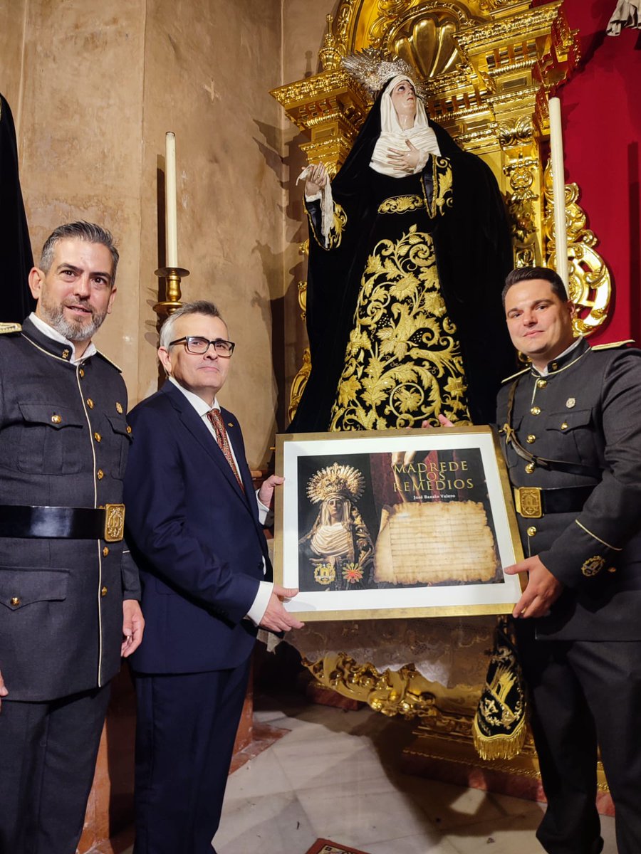 CCyTTEsencia's tweet photo. 🎼 Madre de los Remedios | @7_Palabras 

Una vez finalizada la procesión de Ntra. Señora del Rosario se hizo entrega a @EduardoSnchz7 de la partitura original de "Madre de los Remedios", marcha compuesta por @JoseBazaloMusic y estrenada el día de ayer. https://t.co/saIcCoKZvI