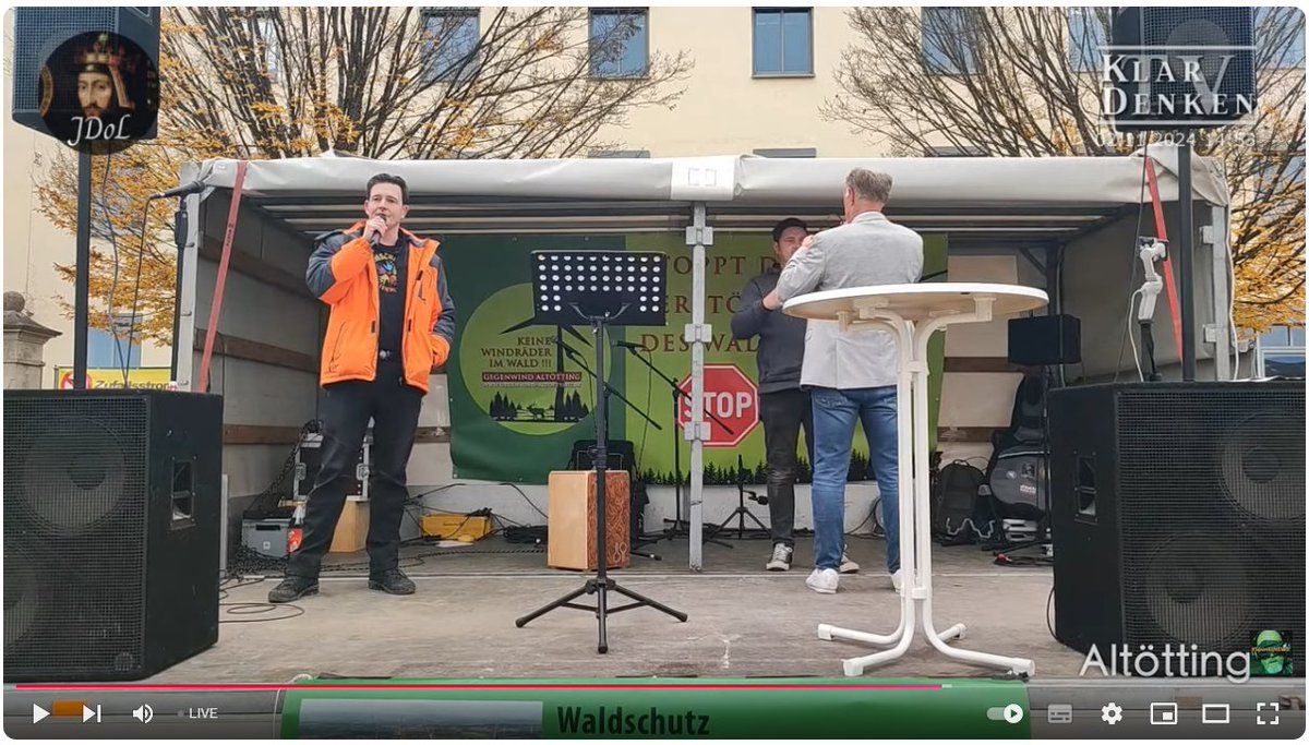 BRechercheteam's tweet photo. 1// In #Altötting sind heute die #Windkraftgegner aktiv. Auf der Bühne, Redner aus dem VTler-Bereich, Schwurbel, Rechts. Orga &amp; Moderation #DanielDecker (Gegenwind Altötting), der schon vor 2 Wochen auf der Ebersberger Demo von #FranzStemmer sprach. Stemmer selbst im Publikum. https://t.co/T67fae92Np