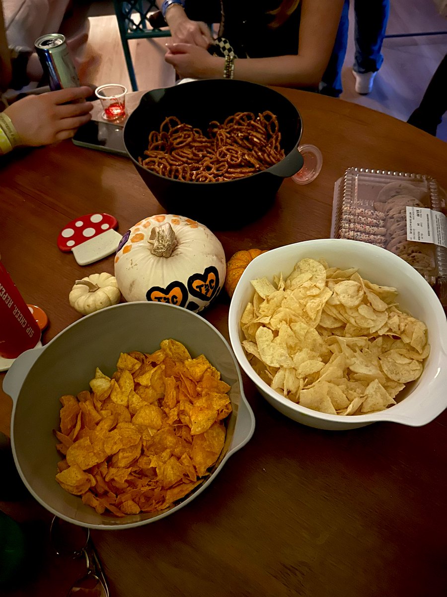 localburnergirl's tweet photo. where you can find me at any party #snacktable https://t.co/QWFva8Xw3g