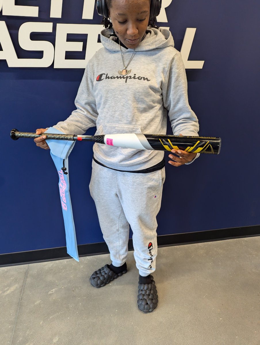 DesiRose2027's tweet photo. I was really down about my cracked Ghost...then my mom surprised me today with my 2nd favorite bat. ππππ#Letsgetitletsgo https://t.co/dCYBmlAnNQ