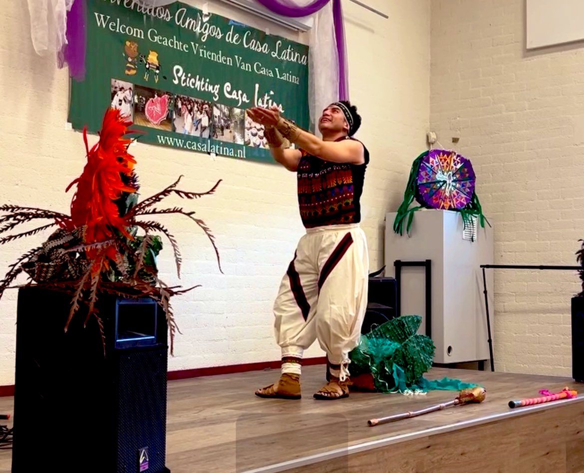 Factor4_GT's tweet photo. 🇬🇹✨  #Chapines en tierras lejanas. En #Holanda, un grupo de connacionales se reunieron este día para mantener vivas sus raíces, compartiendo cultura, tradiciones y, sobre todo, ese espíritu de unidad que nos caracteriza. 

💙🇳🇱 Un encuentro lleno de recuerdos, teatro, fotografía, fiambre y mucho cariño por la tierra que les vio nacer. 

#ChapinesEnElExtranjero  #Raíces