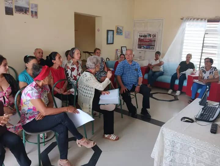 BerbenLeyva's tweet photo. Como parte de las actividades por el Día del Archivero Cubano, los trabajadores del Archivo Histórico Provincial de #Holguín realizaron un taller dedicado al Proyecto La Memoria que Salva y su vínculo con la institución 📸✍️ Víctor Aguilera #HolguinSi @radioangulo https://t.co/DkHGmf4mXP