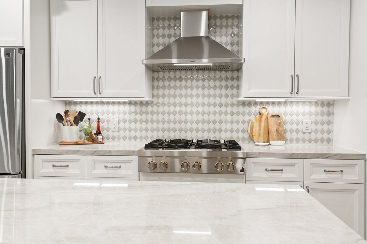 SCMDESIGNGROUP1's tweet image. This stunning kitchen underwent a complete retrofit, and the transformation is remarkable! We replaced the doors and drawer fronts with beautiful recessed paneling, adding elegance and depth to the space.