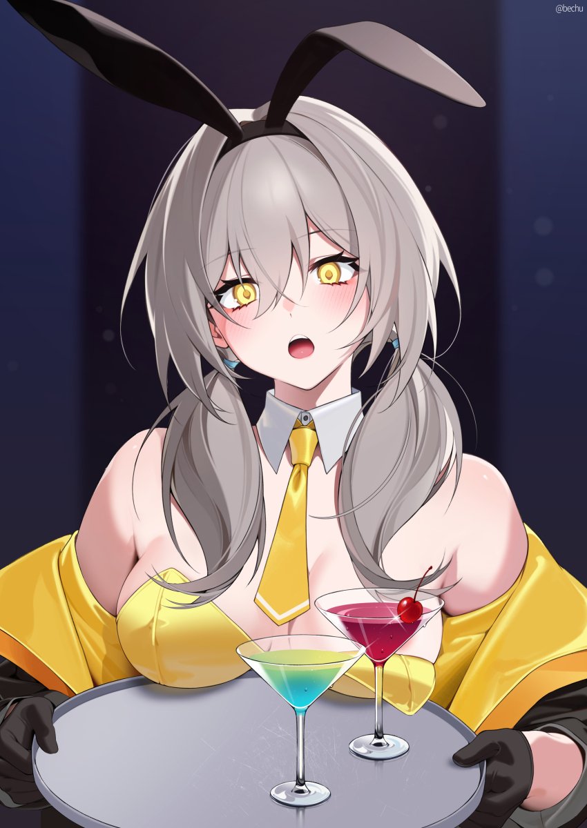 Ha tenido que trabajar como conejita en un bar. No es que le importe pero no sabe si se le da muy bien esto.

“Aqui tienes tu bebida... Oh, vaya... Otra vez.”

Se recoloca el vestido. Es una lata que no se quede bien pegado.