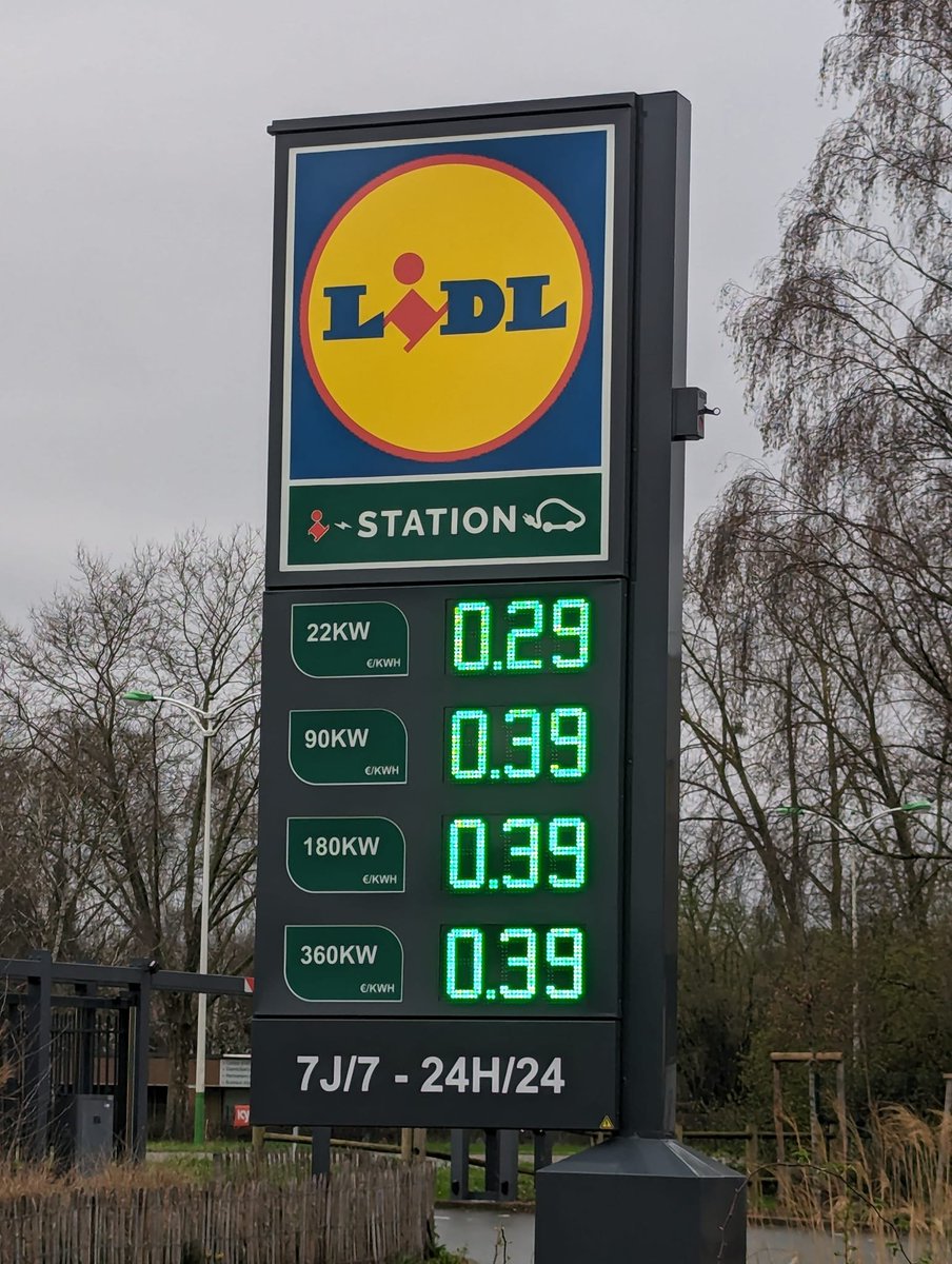 Did you know LIDL is actually one of the bigger players in France when it comes to Fast Charging?⚡️⚡️⚡️

AND LOOK AT THESE PRICES🇫🇷🇫🇷🇫🇷
#alwaysbecharging #france #LaRévolution