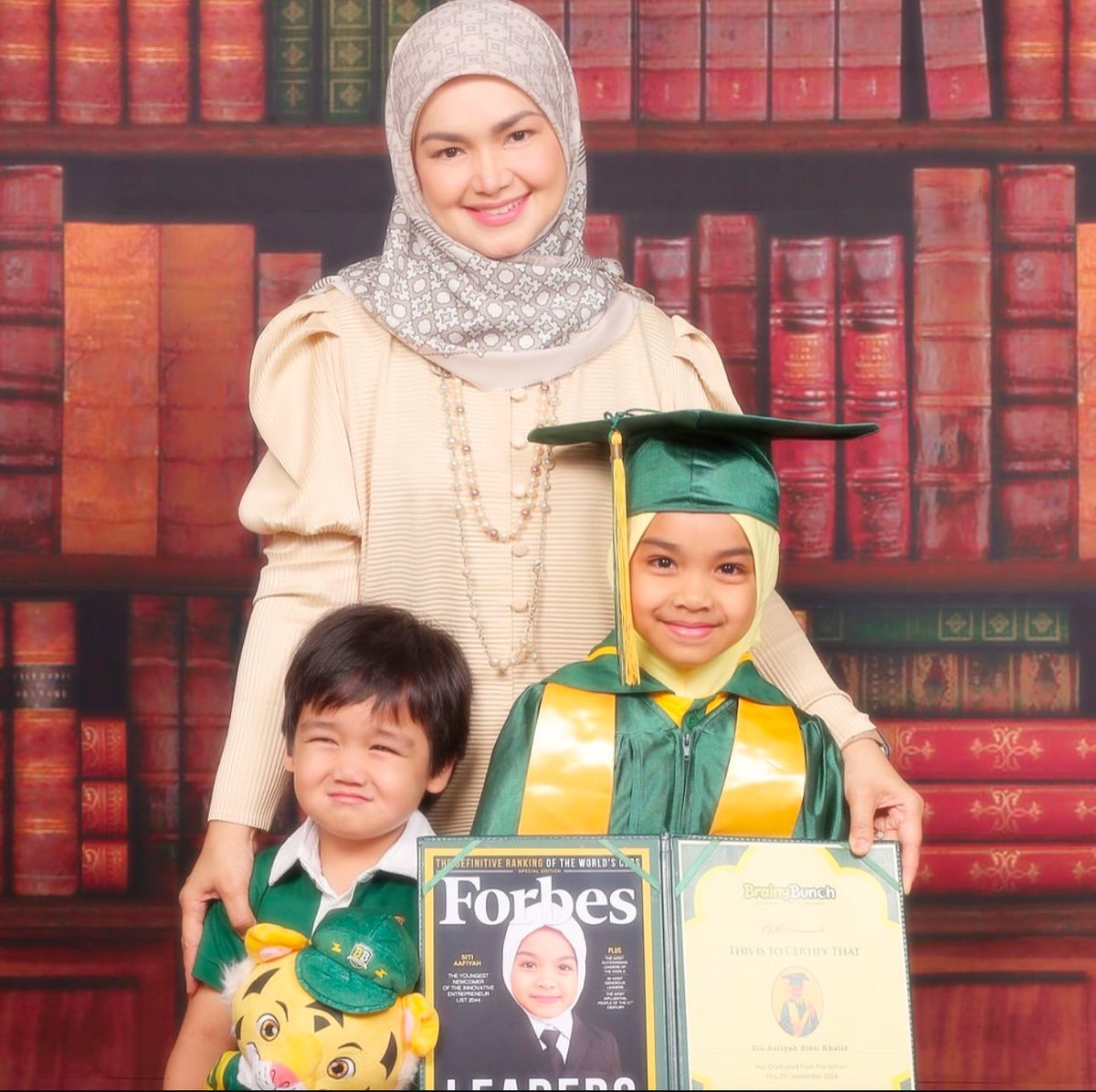 CityLita's tweet photo. Kuiz santai : 

Kenapa Aafiyah boleh bergambar berdua dgn ayahnya. Tetapi dgn Ibunya kena ada adiknya? 🤣

#SitiNurhaliza https://t.co/9Q7A9SpZ3A