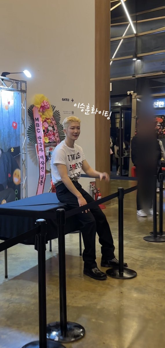 shfighting111's tweet photo. 241102💛

2024 LEE SEUNGHOON FAN CONCERT

한곡 한곡 소중하다 소중해🫶🏻
비록 맨~뒷자리였지만^_ㅠ
퇴장길에 이렇게 코 앞에서 너에게
축하와 고마움을 전할 수 있도록
기획해준 후-니 체고💛♥️

내일 또 보쟈🙏🏻

이승훈 위너 쨔랸해😆 https://t.co/NpiC5Gashr