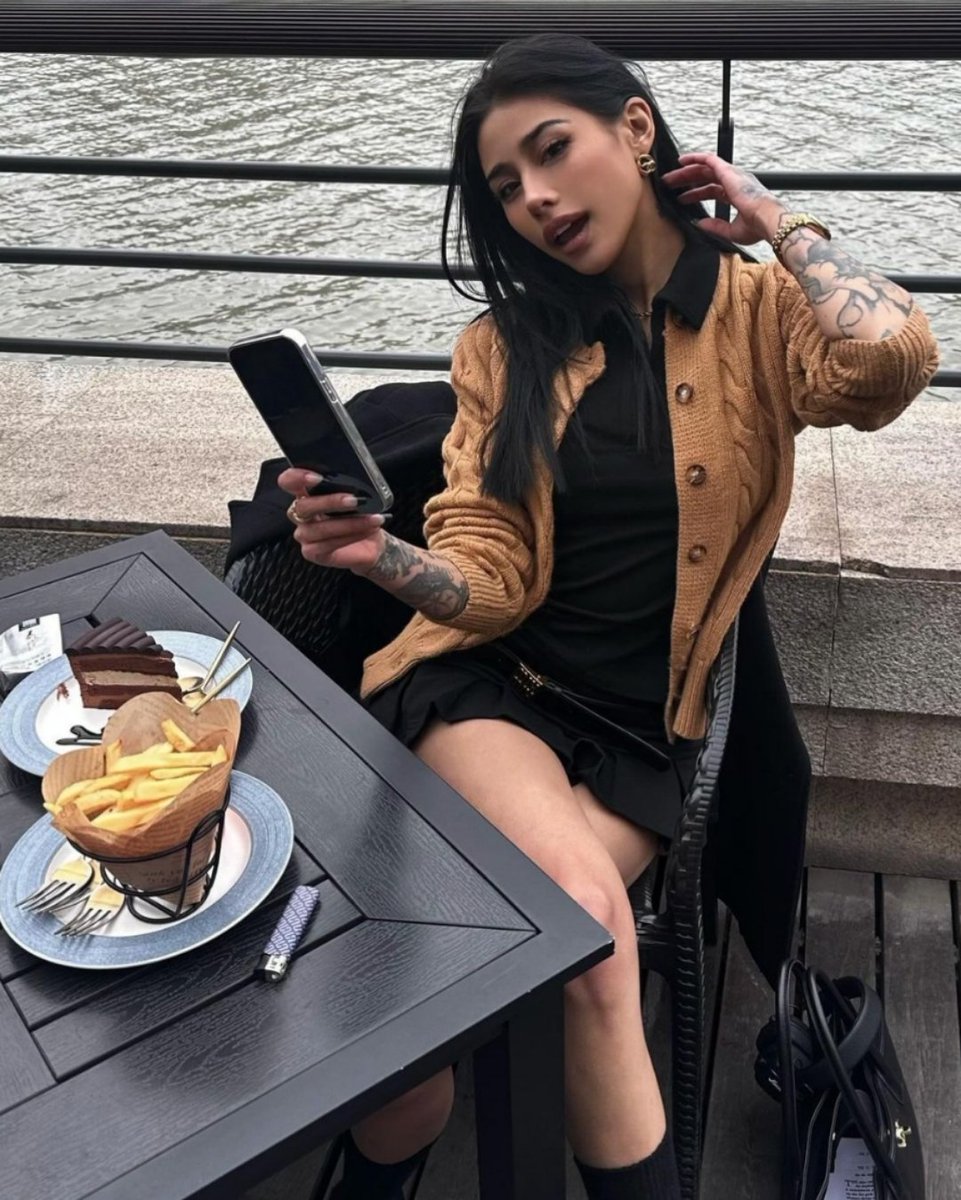 gemothv's tweet image. pov: We're on a date.